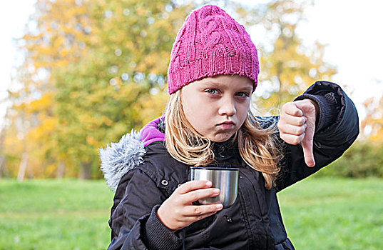 小,美女,金发,女孩,饮料,茶,秋天,公园,展示,倒竖拇指