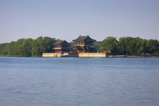 颐和园昆明湖畔的西堤与景明楼