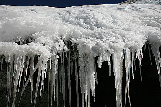 青海,可可西里,马兰冰川上的冰洞