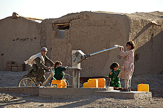 阿富汗,孩子,收集,饮用水,手,打气筒,露营,人,近郊,城市,赫拉特,许多人,遥远,安静,寻找