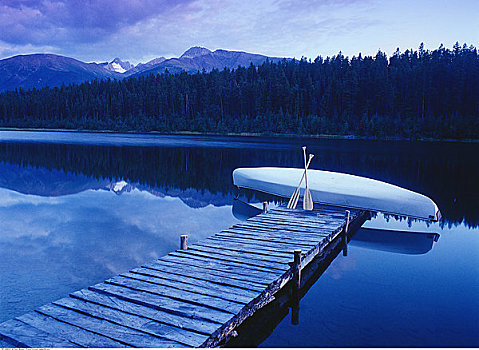 码头,独木舟,黄昏,北方,落基山脉,不列颠哥伦比亚省,加拿大