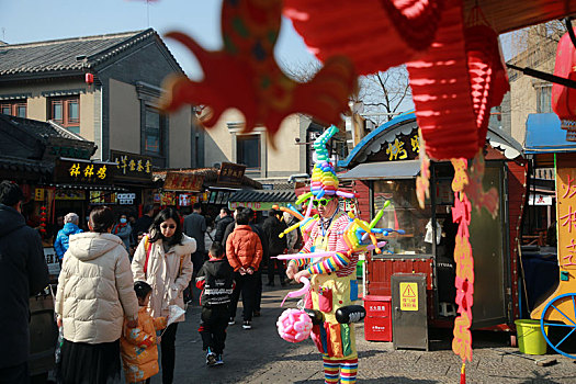 文旅市场红红火火,游客逛古街品美食享受春节假期