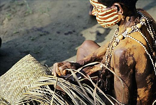 巴布亚新几内亚,特写,土著,男人,编织,篮子