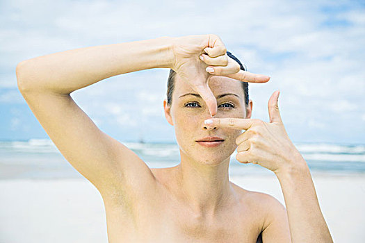 女人,海滩,制作,手指框,眼,上半身