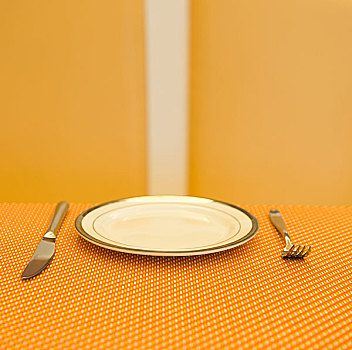 叉子,刀,餐巾,盘子