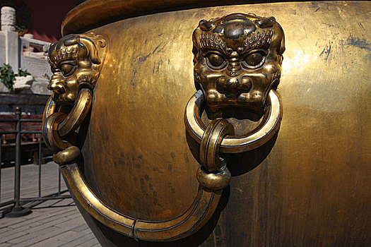 北京故宫乾清门前的镏金铜缸