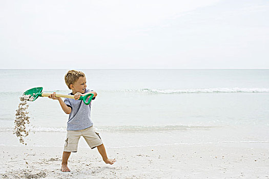 男孩,海滩,拿着,向上,铲,溢出,沙子