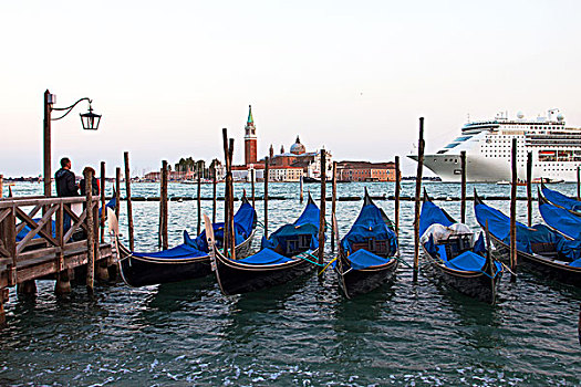 威尼斯白天一排整齐的船停靠在港口