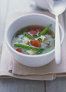 味噌汤,豆腐,西红柿,嫩豌豆,豌豆