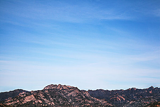 蓝天下的山峰