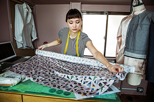 日本人,女性,时装设计师,工作,工作室,测量,布