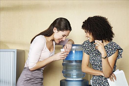 两个女人,笑,冷水机