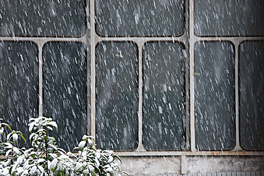 以窗户为背景的下雪天