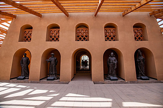新疆吐鲁番市高昌故城遗址游客服务中心雕塑的历代住守新疆的文武将领