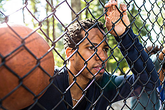 年轻,男人,头像,拿着,篮球,铁丝栅栏