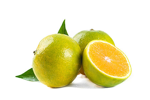 白底上的湖南夏橙和切面的橙子