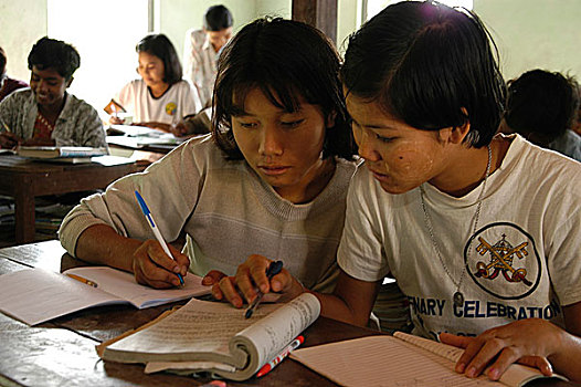 17岁,老,左边,15岁,右边,特别,班级,女孩,孤儿院,城镇,学习,分数,政府,学校,户外,缅甸