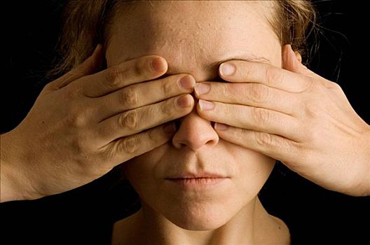 年轻,金发女郎,手,遮盖,眼睛