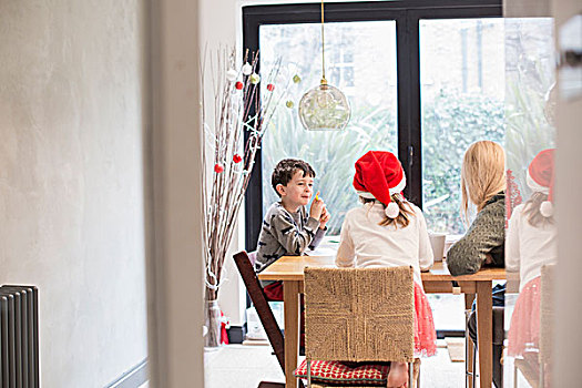 三个孩子,一个,圣诞帽,女人,坐,桌子,大,玻璃门,风景,花园