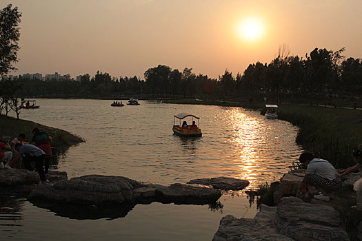 夕阳下湖边泛舟