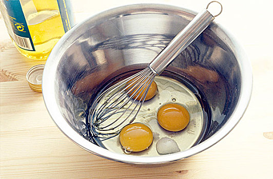 蛋黄,盐,搅拌器,碗,准备,意大利面,第一步