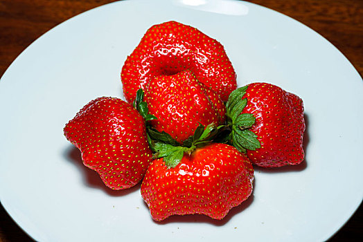 新鲜的奶油草莓