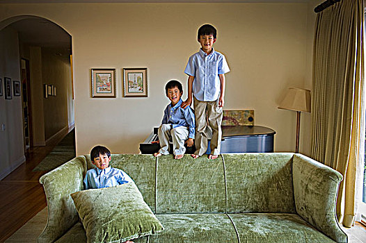 三个男孩,玩,沙发