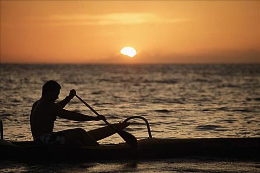夏威夷,瓦胡岛,剪影,男人,一个,独木舟,海洋,日落,拿着,花环