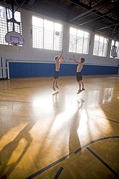 两个男孩,练习,篮球,高中,体育馆,蒙大拿,美国