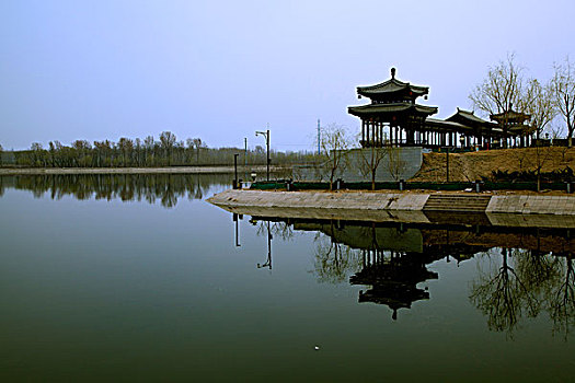中国古典楼阁倒映在湖里