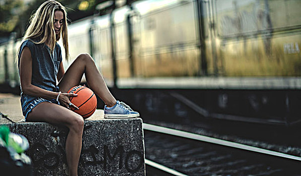美女,坐,火车站台,拿着,篮球,训练,后面
