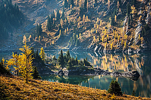 灰熊湖,在秋天,阳光牧场,省立公园,英属哥伦比亚大学,加拿大