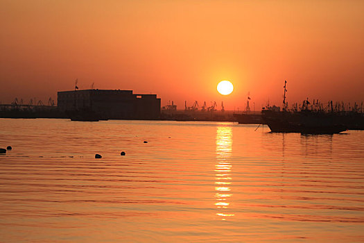 山东省日照市,渔民迎着初升的太阳出海捕鱼