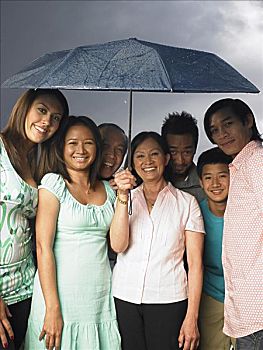 家庭,站立,一起,伞