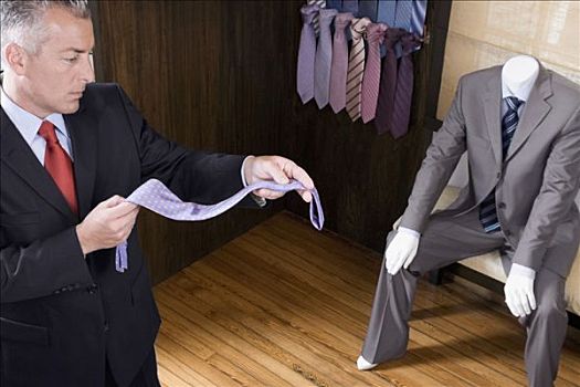 商务人士,选择,领带,服装店