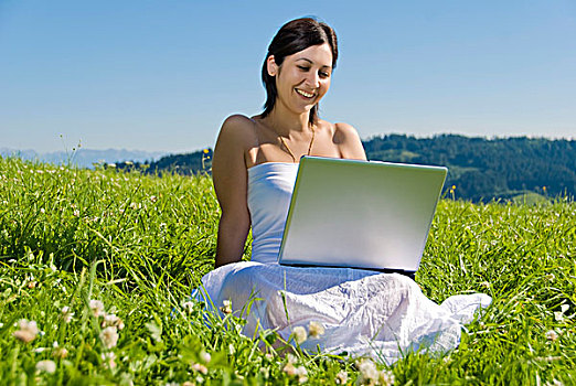 年轻,女人,坐,草地,笔记本电脑
