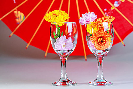 太阳伞和玻璃酒杯中的插花