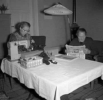 两个女人,坐,桌子,缝纫,报纸,读,德国,欧洲