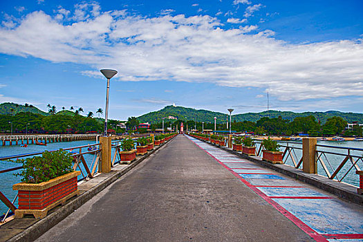 海上公路汽车背景