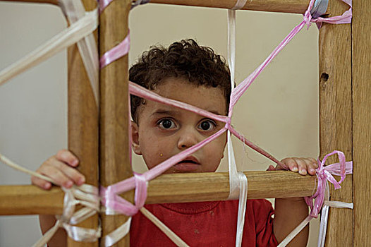 婴儿,站立,后面,门,孤儿院,中心,防护,孩子,亚历山大,埃及,五月,2007年