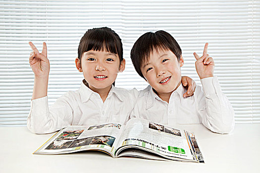 穿白襯衫坐在椅子上的小學生