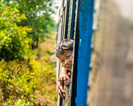 小,男孩,向外看,移动,列车,仰光,圆形,铁路,缅甸,亚洲