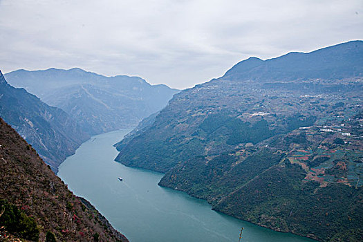 重庆巫山县文峰森林公园俯瞰长江三峡巫峡峡谷