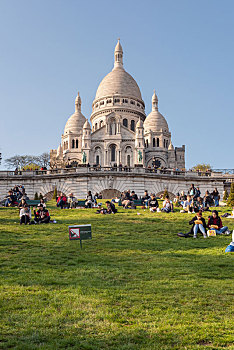 法国巴黎圣心大教堂草坪上晒太阳的游客
