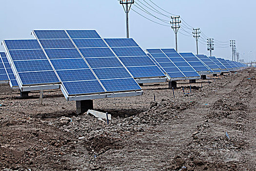 公路边的收集太阳能的太阳能板