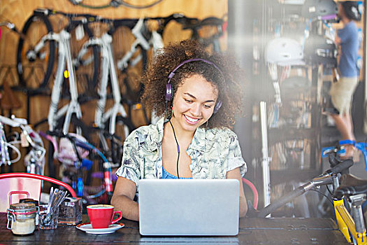 微笑,女人,耳机,工作,笔记本电脑,自行车店