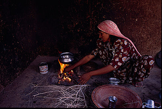 女人,厨师,泥,炉子,家,乡村,区域,信德省,省,巴基斯坦,七月,2005年