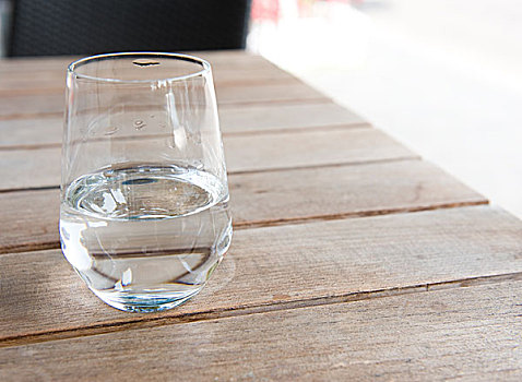 水杯,木桌子