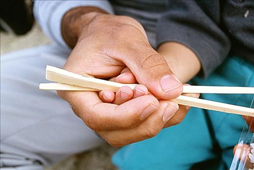 特写,父亲,教育,儿子,使用,筷子,冲绳,日本