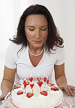 女人,微笑,馅饼,蜡烛,桌子,人,室外,高兴,生日蛋糕,草莓,小鸭子,生日蜡烛,愿望,蛋糕